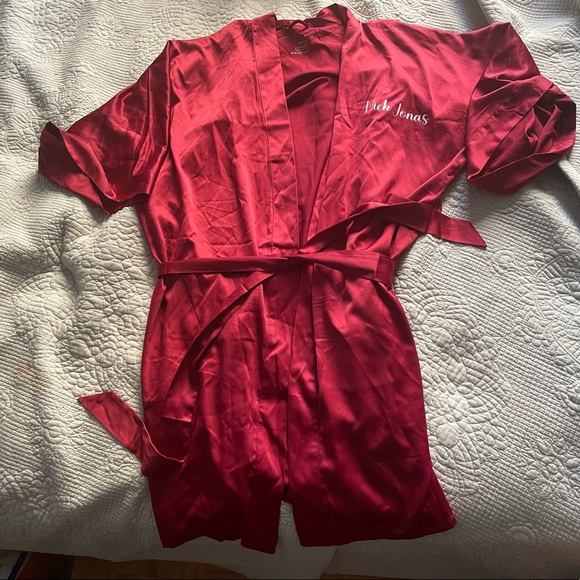 Burgundy robe - Picture 2 of 5